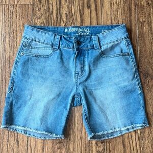 Women’s Rose Rubberband Stretch Jean shorts sz 27 5/6 Sarina cutoff boho Bermuda